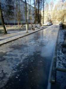 В Брянске из-за прорыва водопровода тротуары превратились в каток