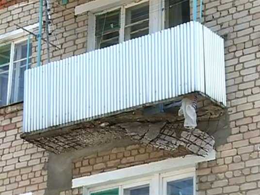 Разрушенный балкон в центре Брянска стал угрозой для людей