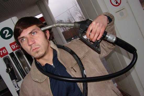 Депутаты потребовали снизить цену бензина