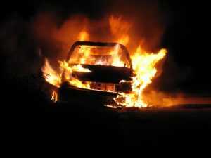 В брянском поселке в гараже сгорели два автомобиля