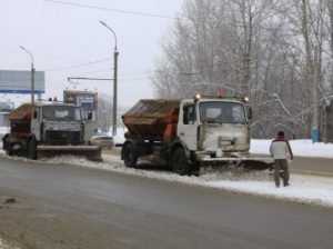 В Брянске дорожники не справляются со снегом