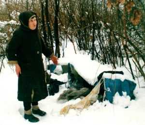 Снежные истории: всю зиму женщина прожила в холодильнике у дороги