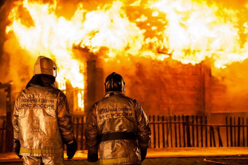 За ночь в Брянской области сгорели баня и административное здание