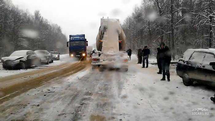 Автобус попал в  аварию на границе с Брянской областью (видео)