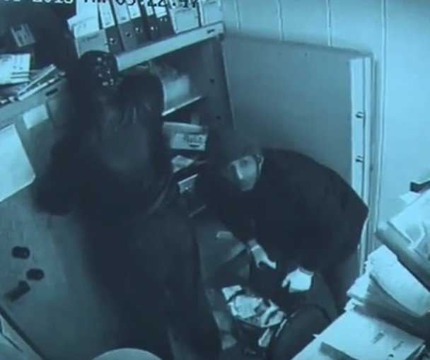Грабителя брянского ювелирного магазина нашли по перчатке (видео)