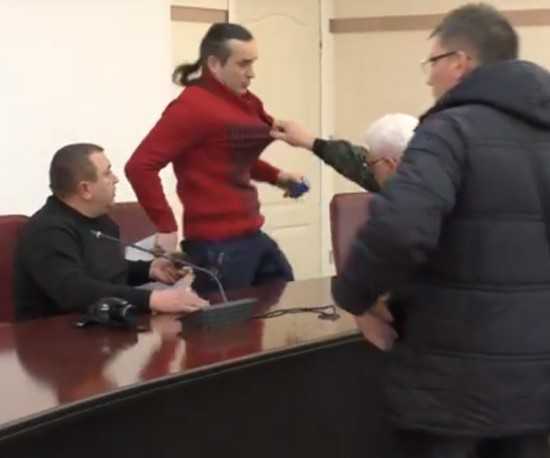 Депутаты Краматорска атаковали друг друга ногами и газом (видео)