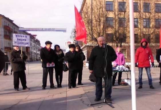 Брянские коммунисты вышли на митинг с Лениным и безмолвным Понасовым