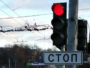 В Брянске возле светофора столкнулись три легковушки