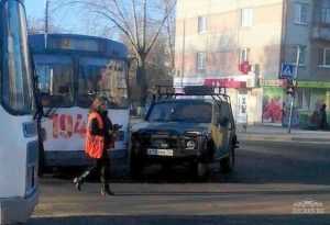 В Брянске с легковушками столкнулись два троллейбуса