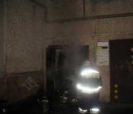 В многоквартирном доме в Брянске потушили загоревшийся мусоропровод