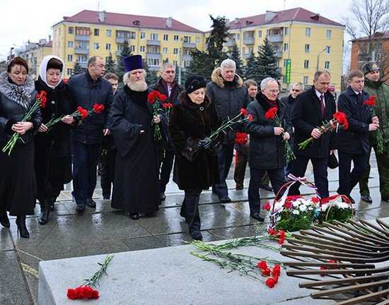 Руководители Брянской области возложили цветы к воинским памятникам