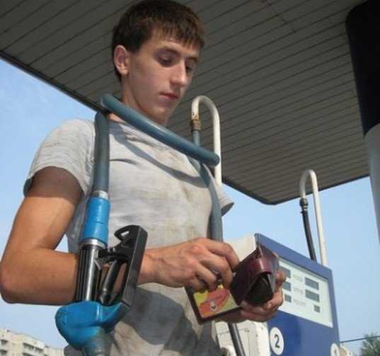 С 1 апреля цена литра бензина вырастет на 2 рубля