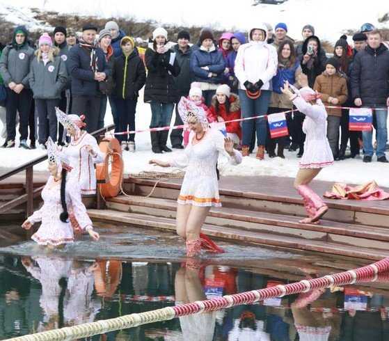 Девушки в кокошниках искупались в открытом озере на фестивале в Брянске