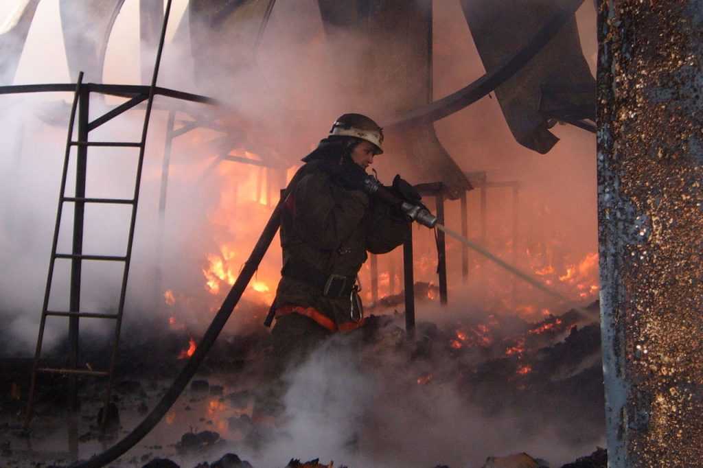 В центре Брянска огонь повредил хозяйственную постройку