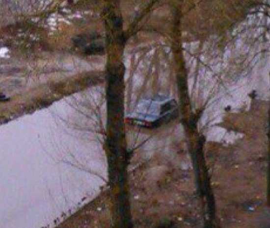 В Брянске после дождя автомобиль ушел под воду