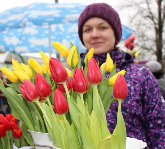 К 8 Марта на рынке появились брянские тюльпаны