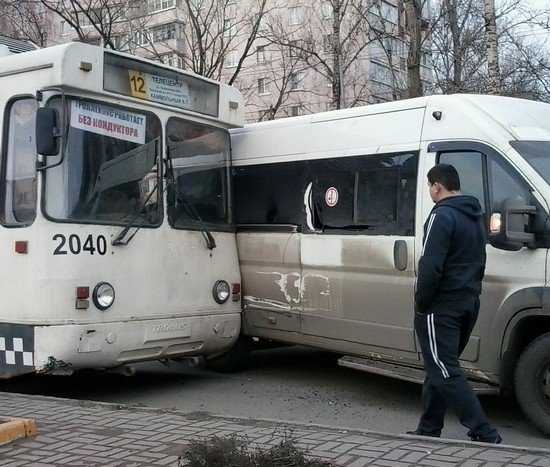 В Брянске у «Линии» столкнулись маршрутка с номером 001 и троллейбус