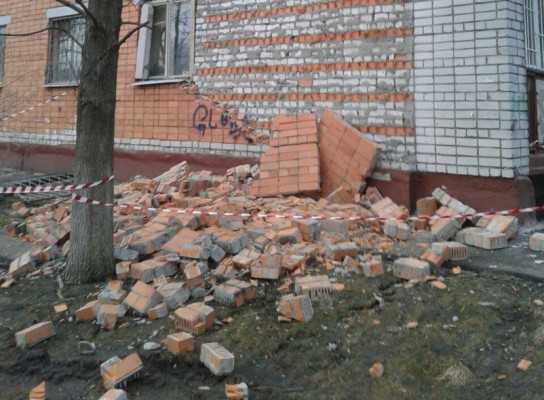 Рухнувшую облицовочную стену дома в Брянске восстановят