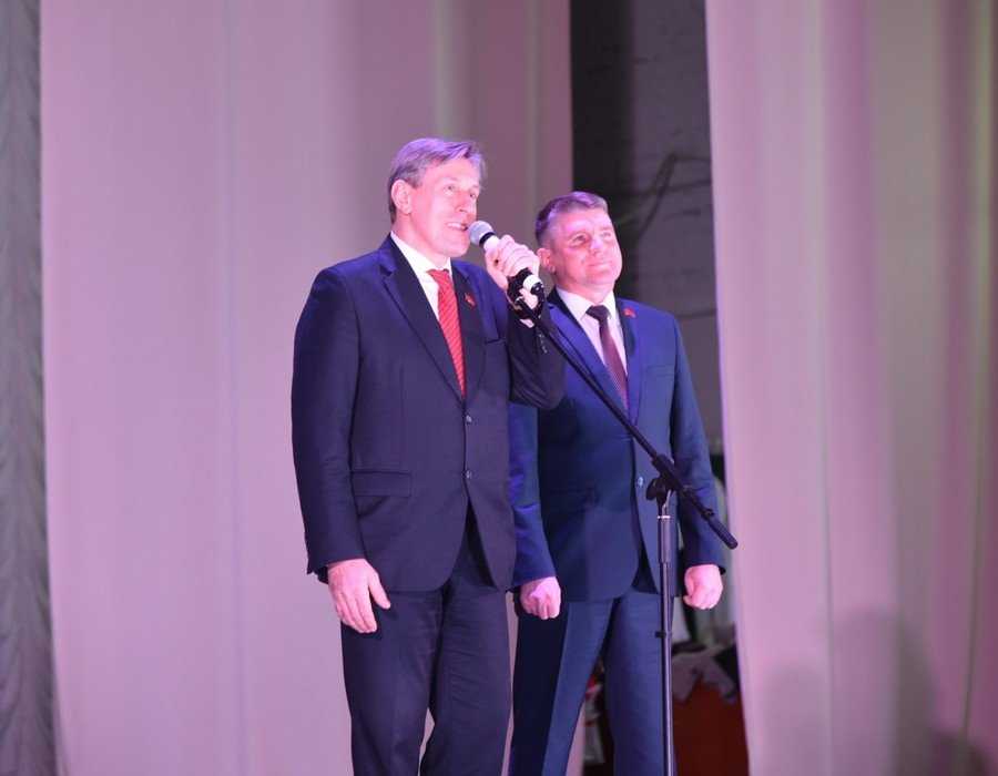 Брянский депутат Виктор Гринкевич поздравил жительниц Карачева с женским днем