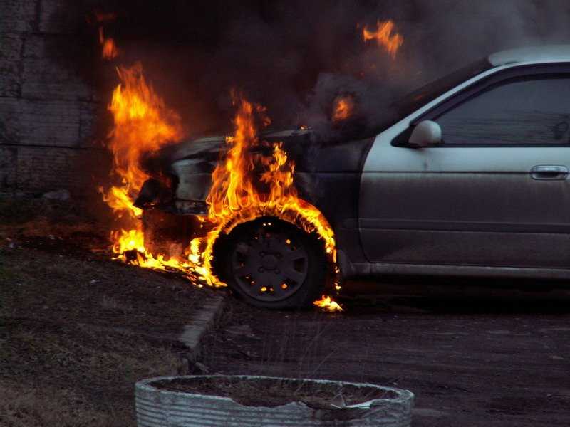 Под Брянском сгорел бесхозный автомобиль