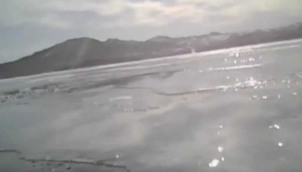 Опубликовано жуткое видео с утонувшей на Байкале машины