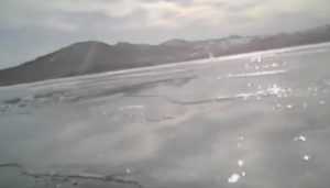 Опубликовано жуткое видео с утонувшей на Байкале машины