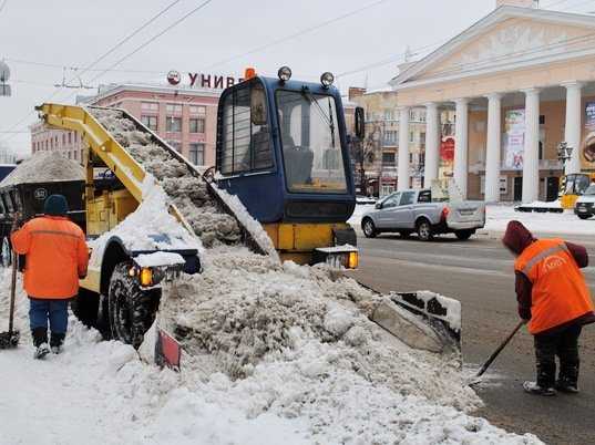 В Брянске дорожники дали сражение вернувшейся зиме