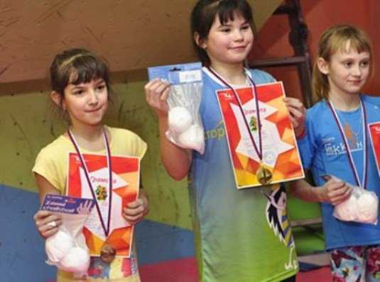 Брянская школьница стала призёром турнира скалолазов