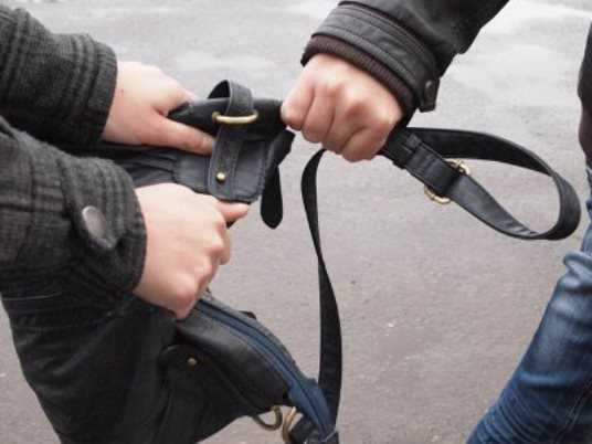 В Брянске задержан грабитель, напавший на женщину возле магазина