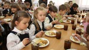 За обеды для учеников наказали 175 школьных работников