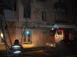 В брянском поселке из горящего дома эвакуировали 15 человек