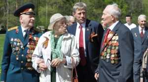 Брянский депутат Виктор Гринкевич поздравил ветеранов на Партизанской поляне