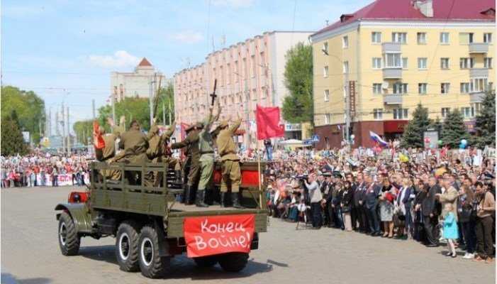 День Победы в Брянске: Парад поколений, Бессмертный полк, салют