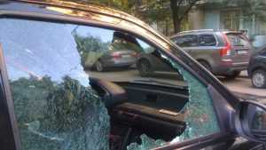 Неизвестные разбили автомобиль брянского депутата ЛДПР