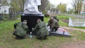 Брянские следователи привели в порядок памятник советским воинам