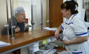 Брянские пенсионеры забыли, что в поликлиниках нужно здороваться