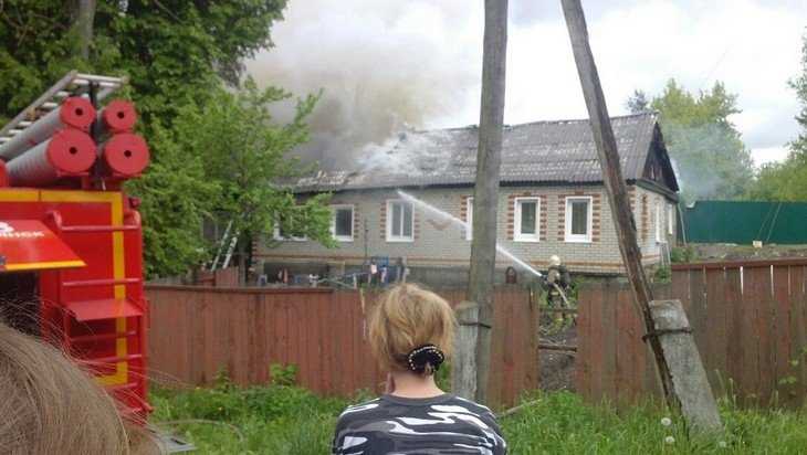 В Брянске во время пожара отбили от огня несколько домов