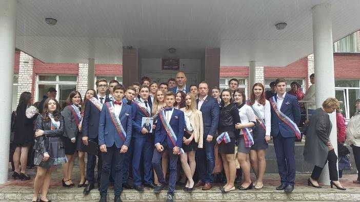 Валуев поздравил с последним звонком выпускников школы Брянска