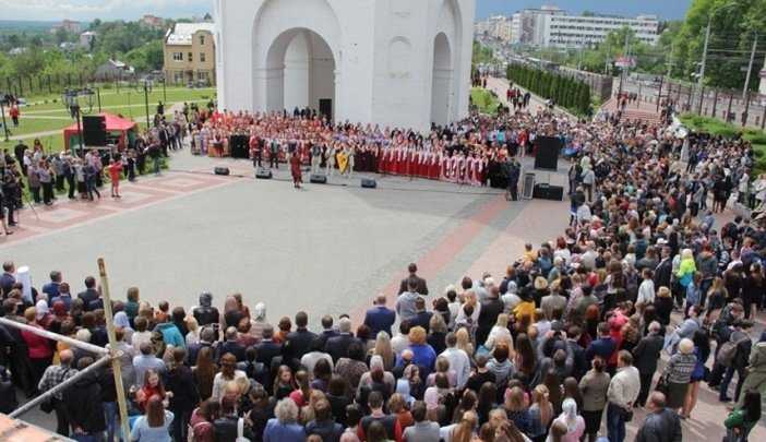 День славянской культуры в Брянске отметили концертом у собора