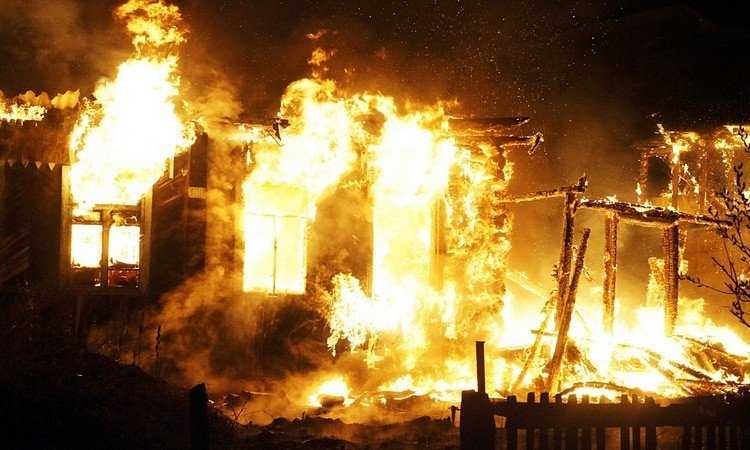 Почти час пять расчетов тушили пожар в Брянске
