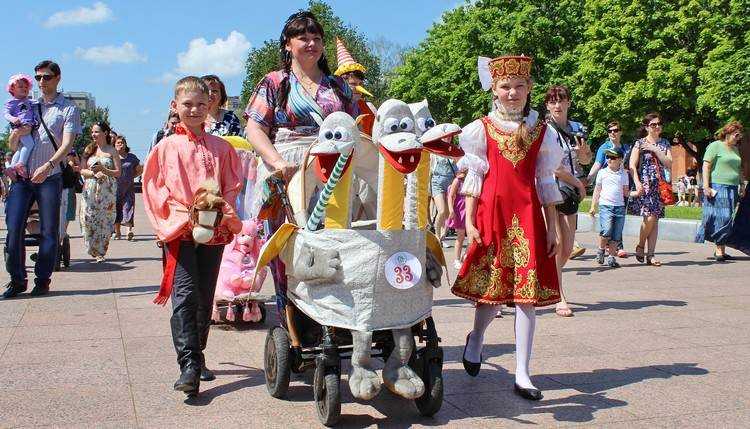 Участники брянского парада колясок получили призы от спонсоров