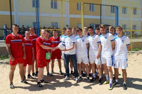 Футболисты брянского «Динамо» провели матч с воспитанниками колонии