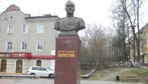 Памятник Емлютину в Брянске признали халтурной работой