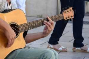 В Брянске полиция поймала подростка, похитившего гитару у парня