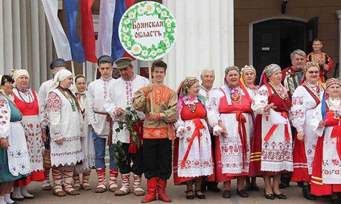 День России брянцы встретили фольклорным хороводом