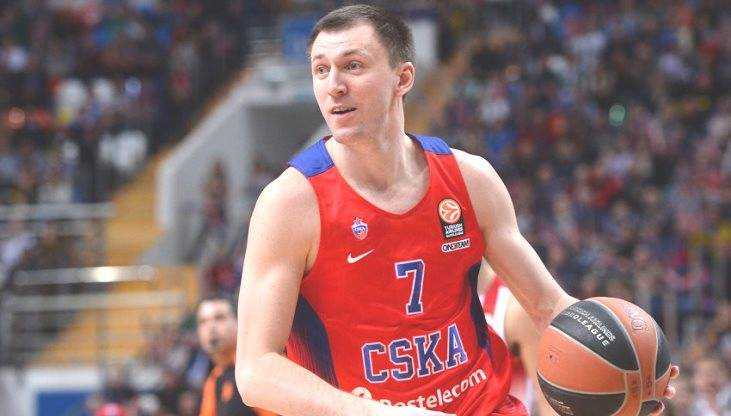 Баскетболист Виталий Фридзон показал брянцам кубок Евролиги