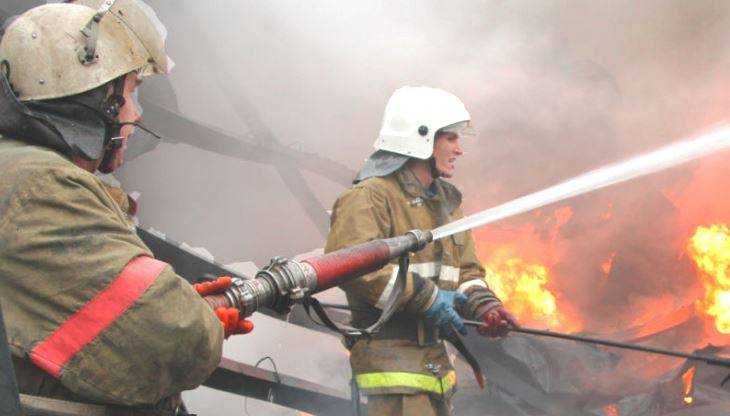 В Брянске горевший дом потушили пять пожарных машин