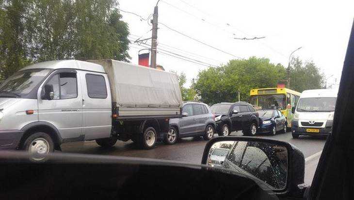 В Брянске на Городище шесть автомобилей сложились в «паровозик»