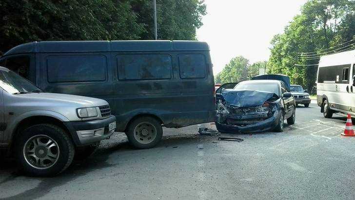 В Брянске на злосчастном перекрестке столкнулись три автомобиля