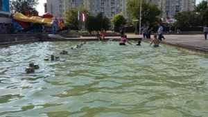 Юные брянцы спаслись от жары в фонтане на площади Партизан